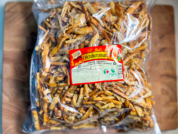 Нитка ЖАРЕНАЯ "Чеснок с зеленью" Oktobersnack 1 кг (сырный продукт) в Ступино