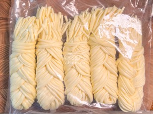 Сыр Чечил паутинка (икра красная)  500 гр.: Сырный продукт ФЕРМЕРСКИЙ коса белая